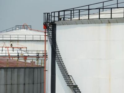 Đà tăng của dầu chững lại trước áp lực từ USD