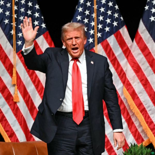 Đồng USD bứt phá, giá dầu tăng vọt, chứng khoán lao dốc sau đòn thuế quan của Trump nhắm vào 3 đối tác lớn nhất