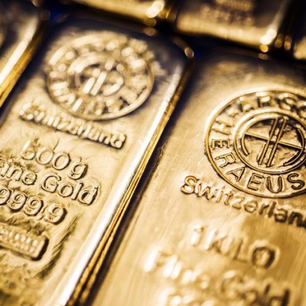 Đồng USD bứt phá, giá dầu tăng vọt, chứng khoán lao dốc sau đòn thuế quan của Trump nhắm vào 3 đối tác lớn nhất
