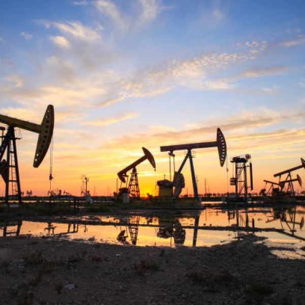 Dầu thô ổn định giữa áp lực dư cung từ OPEC+ và rủi ro gián đoạn dòng chảy dầu Nga